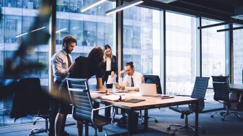 România este principala piaţă de forţă de muncă pentru Europa de Vest. Peste 3 milioane de români sunt într-o altă ţară din UE. „În pofida caselor goale construite cu planuri de revenire, cu bani din migraţie în România, cuvântul de ordine în Diaspora este „să aşteptăm să vedem“