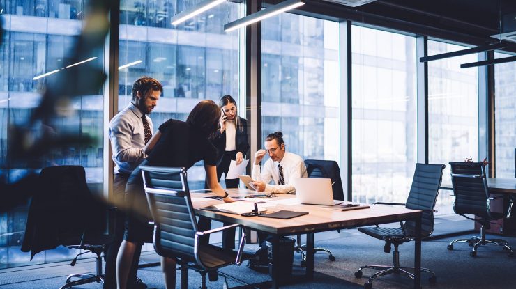 ZF: De ce aleg investitorii străini România? Resursa umană, uşurinţa de a face afaceri şi resursele naturale, top trei motive invocate