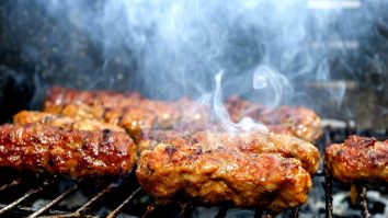 1 Mai este asociat în România cu mesele în aer liber și nelipsiții mici. Unde mănânci cei mai buni mici din București