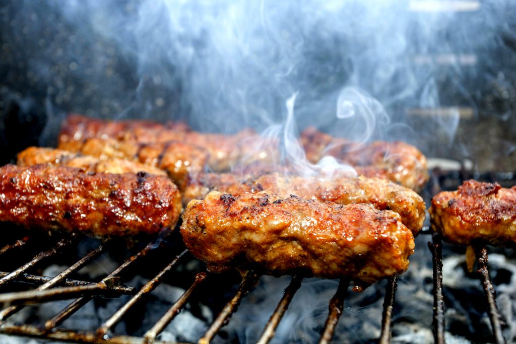 1 Mai este asociat în România cu mesele în aer liber și nelipsiții mici. Unde mănânci cei mai buni mici din București