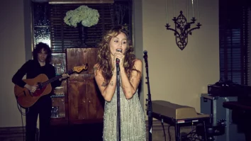 Miley Cyrus și-a lansat noul album, „Something Beautiful”. Evenimentul a avut loc într-un cadru restrâns exclusiv pentru fani