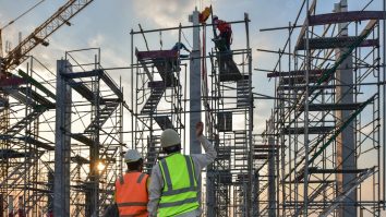 Românii muncesc, în medie, peste 2.000 de ore anual. Marius Luican, Manager General: „Avem muncitori de pe alte continente care suplinesc forța de muncă”