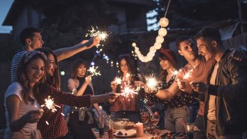 „În sufragerie” are loc în fiecare duminică de la ora 12:00 la 22:00, în București. Petrecerea este cu circuit închis și există un sistem de selecție