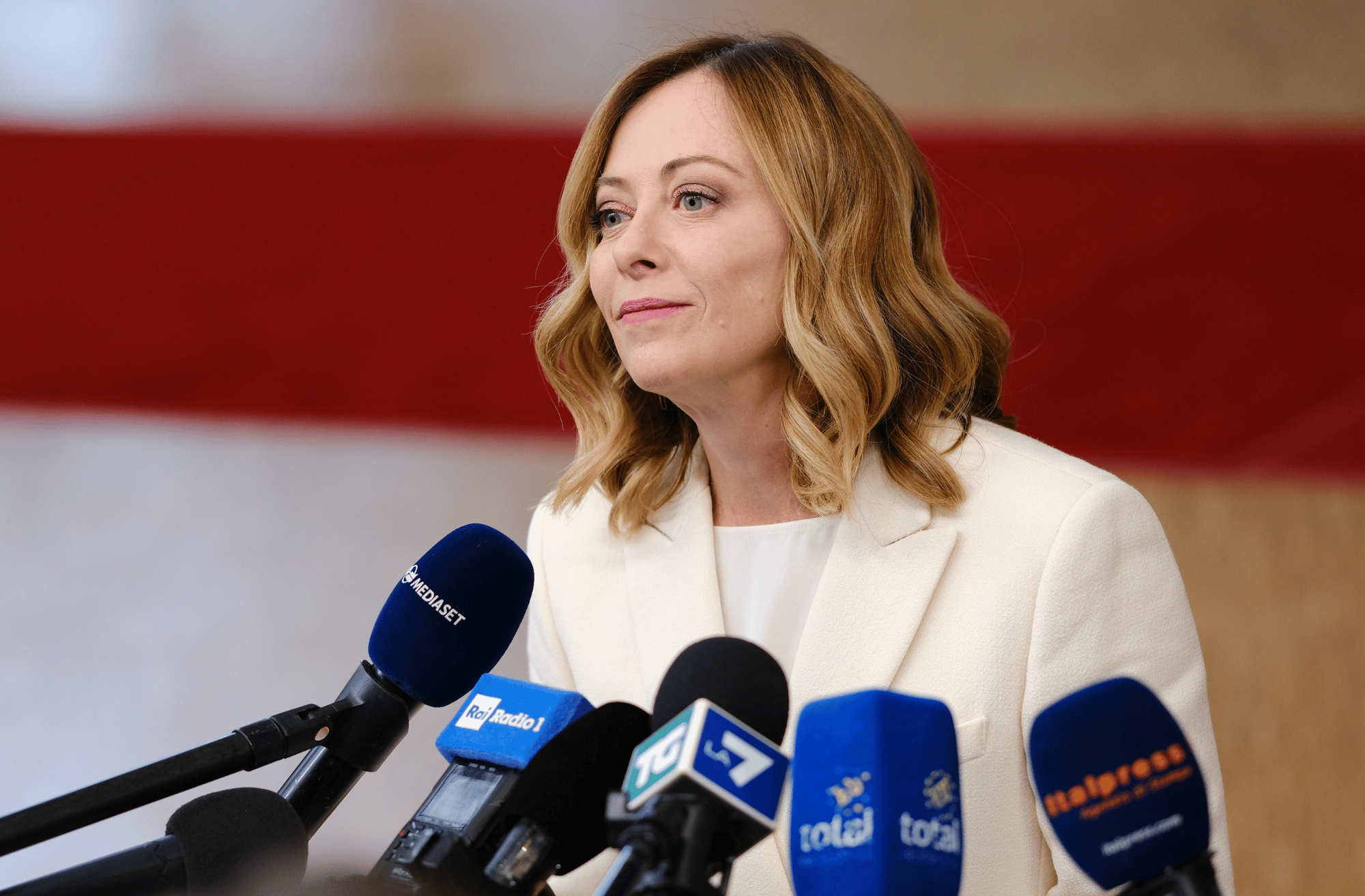 Guvernul Meloni ia măsuri dure împotriva ocupanților ilegali ai locuințelor italiene
