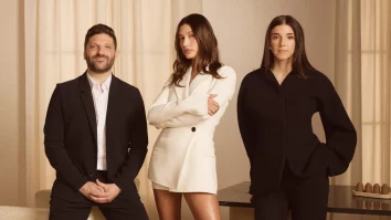 Hailey Bieber încheie o afacere de 1 miliard de dolari pentru a vinde Rhode către e.l.f. Beauty. Este cea mai mare achiziție realizată de e.l.f.