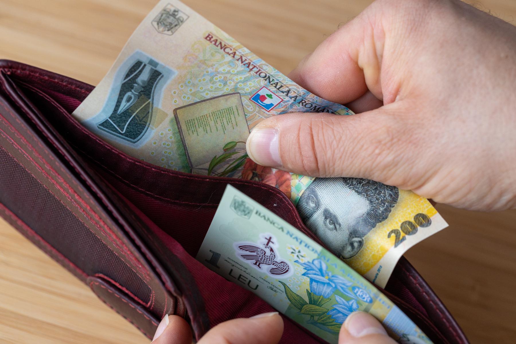 ROBOR-ul a crescut cu 30%, afectând creditele în lei. Cursul euro a depășit 5,1 lei, după doi ani de stagnare. Cât de gravă devine situația economică