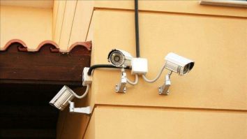 Din modulul 5, școlile pot monta sisteme audio-video doar cu ajutorul majorității. Daniela Vișoianu, expert în educație: „Vor exista multe beneficii, dintre care și verificarea prezenței elevilor și profesorilor”