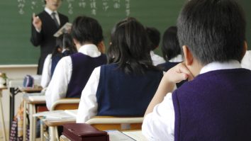Experiență inedită în Japonia: Turiștii străini plătesc pentru a merge la liceu. Cât costă să fii elev?