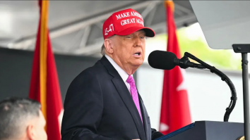 Donald Trump a criticat politicile de diversitate și parteneriatul cu NATO: „Nu e treaba forțelor armate să găzduiască spectacole de travestiţi”