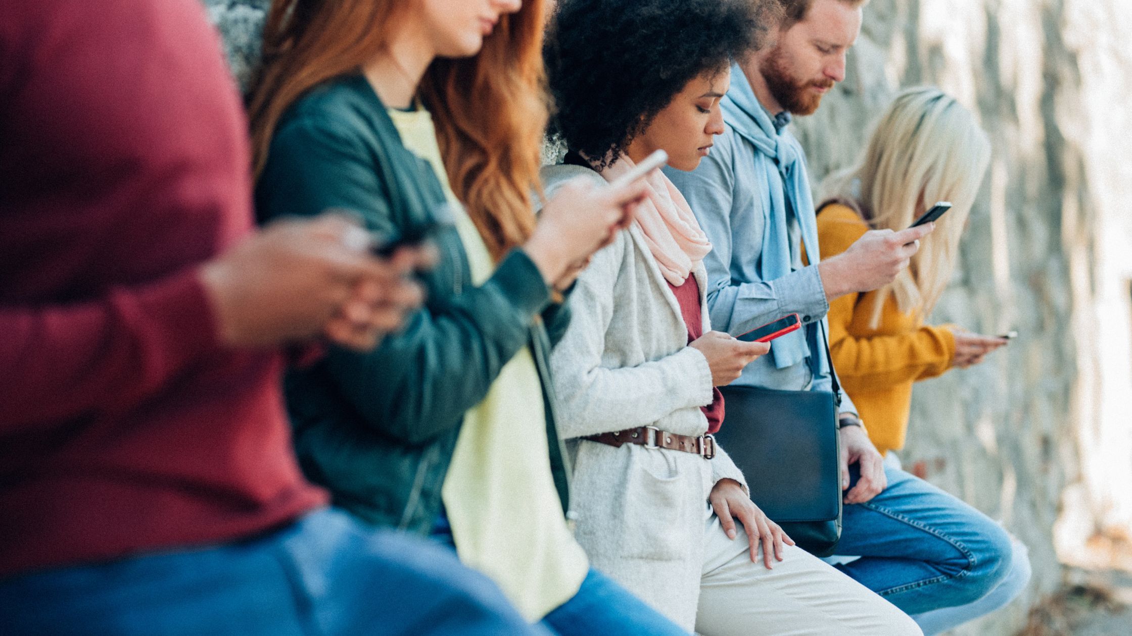 Tinerii români au cea mai mare încredere din UE că pot recunoaște dezinformarea. Andrei Șerbănoiu, expert: „Avem educație doar în teorie”