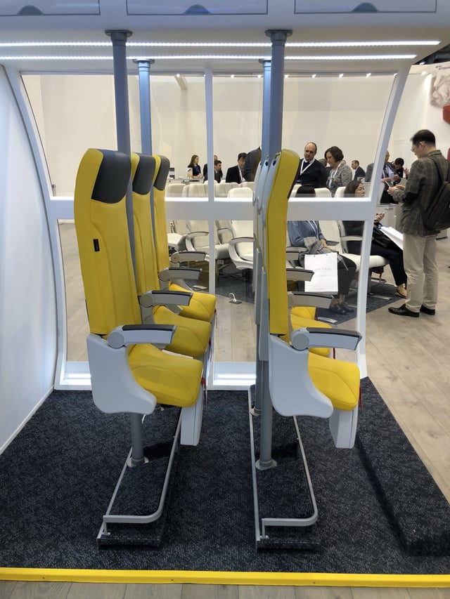 Stai pe scaun, dar în picioare: Un scaun special gândit pentru avioane atrage atenția companiilor low cost
