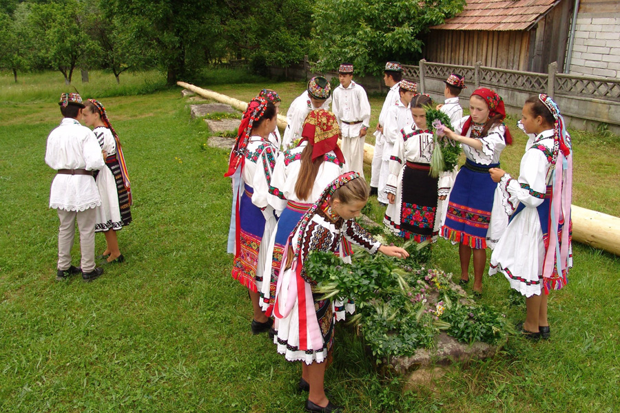 De 1 Mai, românii sărbătoresc „Armindenul”. Care sunt cele mai importante tradiții din această zi în România