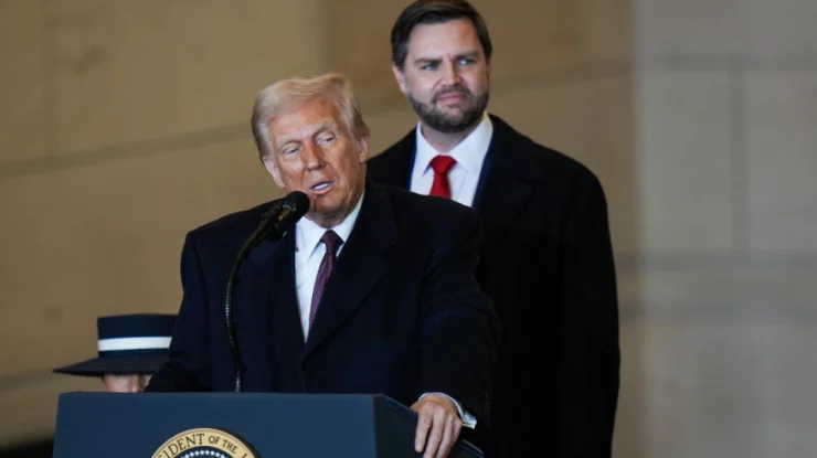JD Vance l-a apărat public pe Președintele Trump după ce a postat pe Truth Social o imagine generată de A.I. în care apare ca pontif