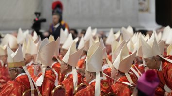 Noul Papă nu a fost încă ales: A ieșit fum negru pe hornul Capelei Sixtine. Cardinalii continuă procesul de votare