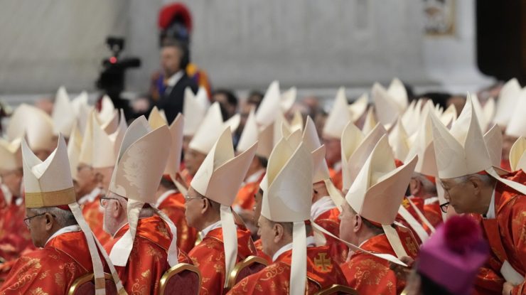 Noul Papă nu a fost încă ales: A ieșit fum negru pe hornul Capelei Sixtine. Cardinalii continuă procesul de votare