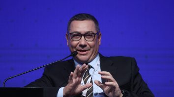 Victor Ponta reacționează la fotografiile publicate de Elena Lasconi: „FAKE NEWS – marca Antena 3 + Antonescu + Dan Voiculescu + Lasconi! Sunt DISPERAȚI pentru că marioneta lor, șomerul de lux Crin Antonescu, nu este votat de români!”