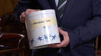 Parlamentul din Noua Zeelandă trage legile la sorți dintr-o cutie de biscuiți