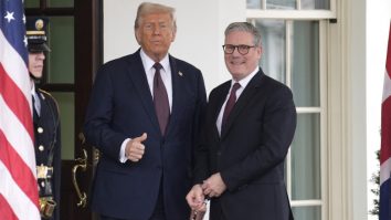 SUA și Regatul Unit anunță astăzi un acord pentru reducerea tarifelor vamale. Trump: „Un acord major”