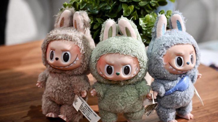 Labubu cucerește TikTok și transformă jucăriile în accesorii de lux