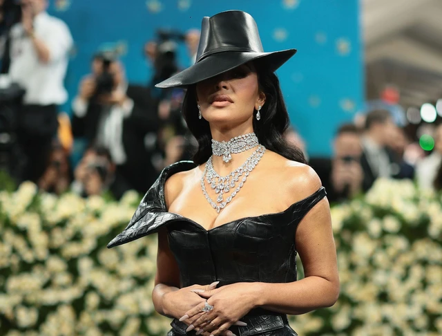 FOTO. La New York, vedetele au strălucit la Met Gala, „cea mai mare noapte a modei”. Familia Kardashian a rămas în zona „sculpturilor vii”