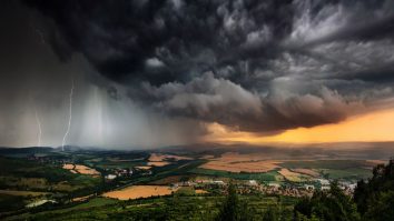 Știi ce vreme te așteaptă? Jumătate din România e sub cod galben de furtuni