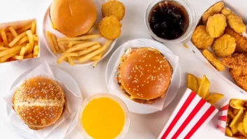 Mâncarea ultraprocesată ar fi mai periculoasă decât fentanilul. Cum poate duce la boli cardiace sau cancer