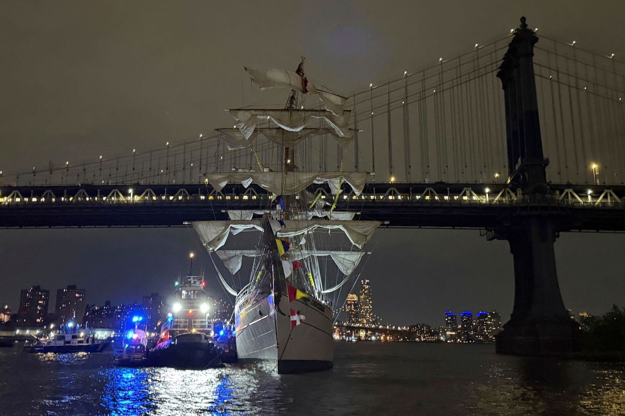 O navă a Marinei mexicane a lovit Podul Brooklyn din New York. Cel puțin 22 de persoane au fost rănite