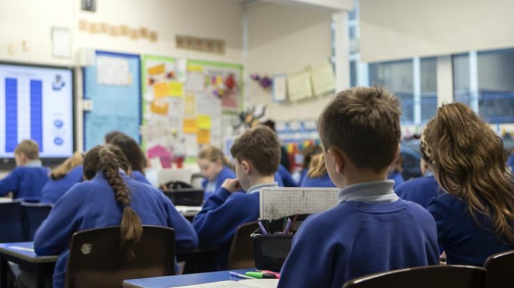 În Manchester, părinții au strâns amenzi de 1,5 milioane de euro după ce copiii lor au lipsit nemotivat de la școală