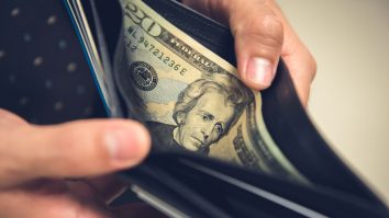 Un bărbat a pierdut 5.000 de dolari și a suspectat o înșelătorie, dar apelul de returnare venea de la poliție. Cum ne afectează țepele de pe internet