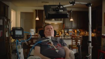 Un pacient cu cip Neuralink a postat un clip pe YouTube. Brad s-a gândit la mișcările limbii ca să mute cursorul pe ecran