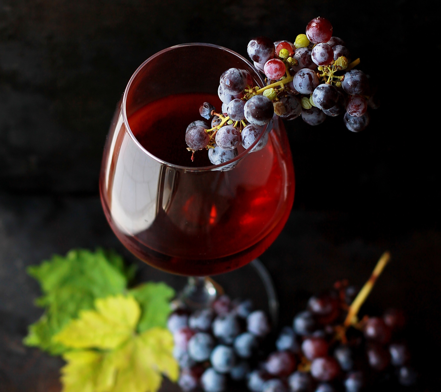 Tu ce vin bei? Românii beau mai puțin vin, dar îl aleg cu mai multă grijă