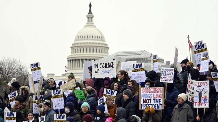 Mii de oameni de știință și-au pierdut locurile de muncă în urma reducerii finanțării din SUA. Universitățile străine vor acum să îi angajeze