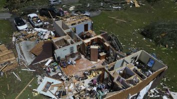 Tornadele au făcut ravagii în Statele Unite: Mii de clădiri au fost avariate și zeci de persoane ucise