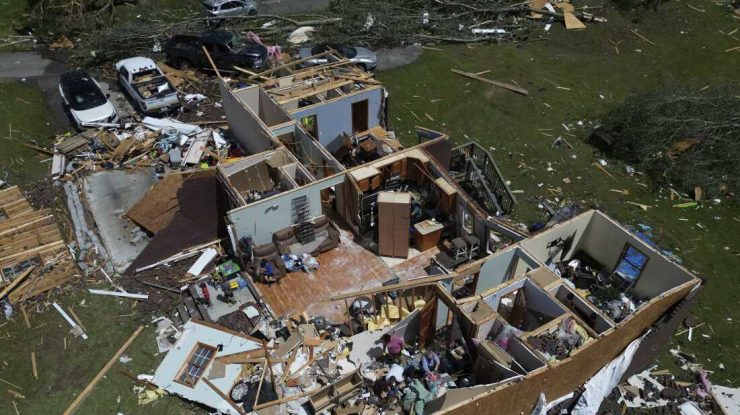 Tornadele au făcut ravagii în Statele Unite: Mii de clădiri au fost avariate și zeci de persoane ucise