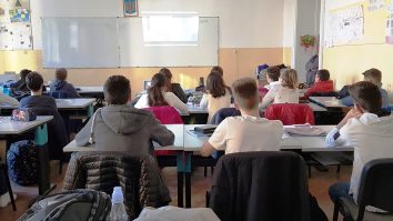 România alocă cel mai puțin din UE pentru educație. Elevii trebuie să se înghesuie și să învețe chiar în 3 schimburi
