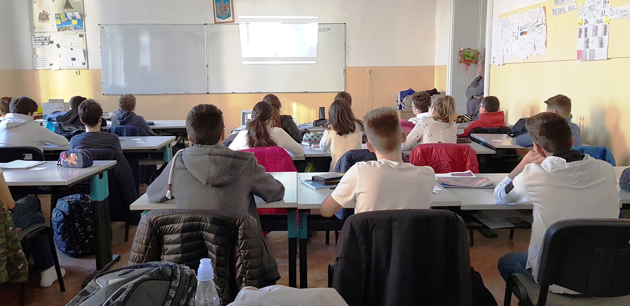 România alocă cel mai puțin din UE pentru educație. Elevii trebuie să se înghesuie și să învețe chiar în 3 schimburi