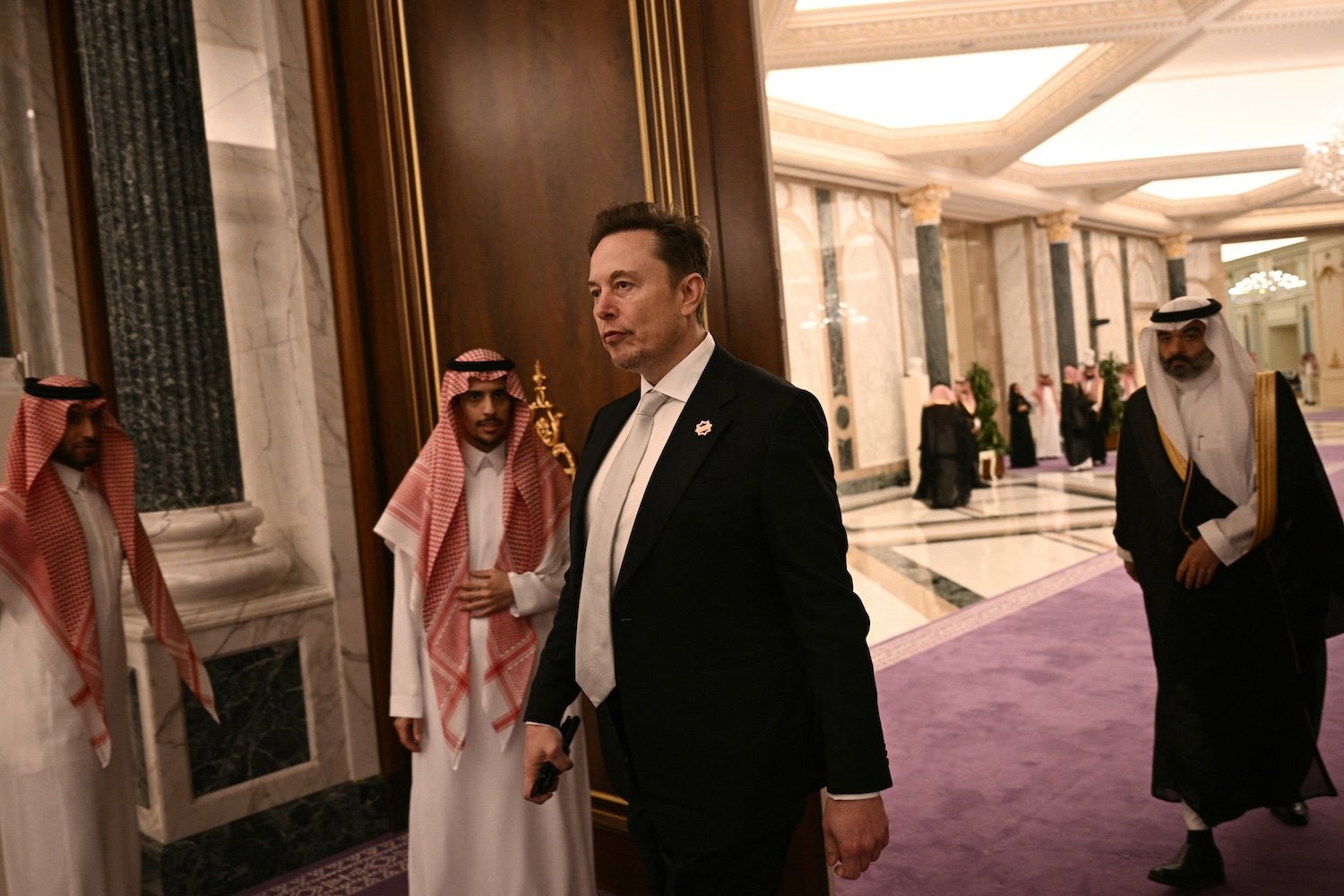 Elon Musk extinde activitatea Neuralink și SpaceX în Orientul Mijlociu