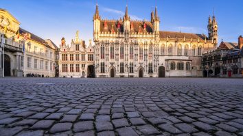 Un oraș belgian rămâne fără piatră cubică din cauza turiștilor care fură pavajul