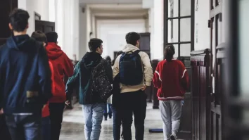 Două licee din Bacău introduc accesul pe bază de card pentru elevi. Legitimațiile pot fi conectate la catalogul electronic al elevilor. Ce spun părinții