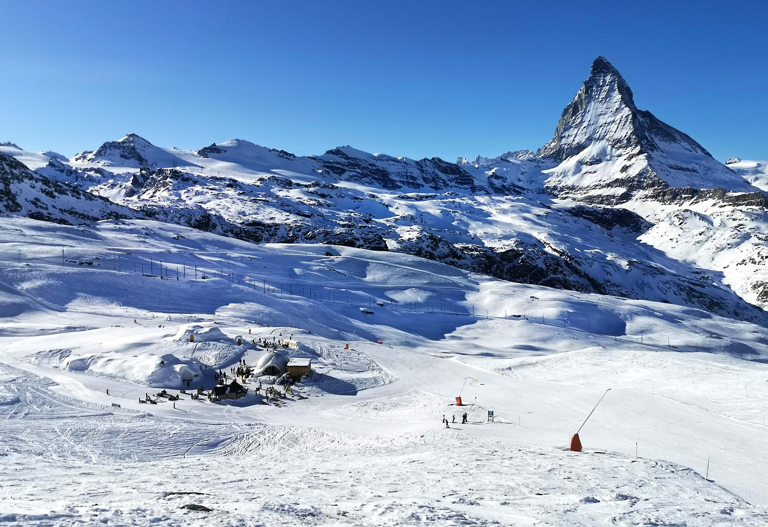 Opt dintre cele mai mari resorturi de schi s-au unit ca să facă schiul mai sustenabil. Vor dezvolta inovații pentru reducerea emisiilor de carbon