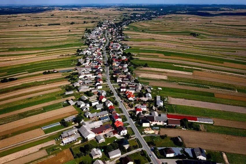 Unde mergi azi? Vizitează satul din Polonia unde 6.000 de oameni trăiesc pe o singură stradă