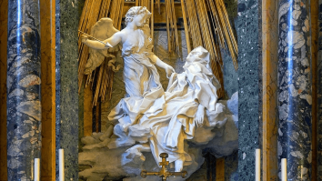 Moaștele Sfintei Tereza au fost expuse pentru prima dată în peste 100 de ani. Unii preoți sunt revoltați