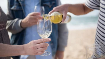 Spaniolii vor să decidă științific dacă vinul merită păstrat în dietă. 10.000 de persoane participă la un studiu întins pe 4 ani