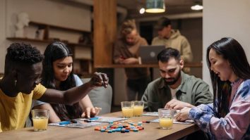 Cum sărbătorești Ziua Mondială a Jocului? Gen Z vor experiențe relaxate, sociale, nu reguli rigide sau competiție clasică