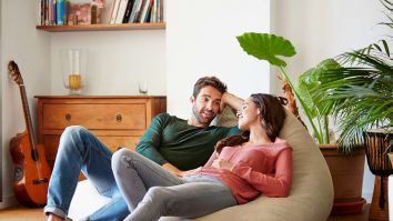 Relația ta nu va rezista dacă ocolești subiectele dificile. Ce recomandă experții