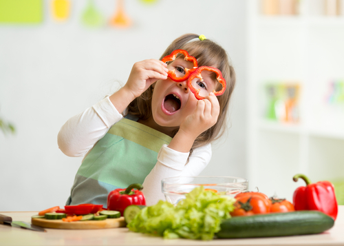Ce alimentație alegi pentru copilul tău? Iuliana Petrișor: „El învață de la părinți un stil de viață sănătos, o alimentație bogată în vitamine”