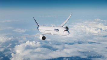 Un avion a zburat fără pilot după ce copilotul a leșinat, iar căpitanul a rămas blocat în afara cabinei