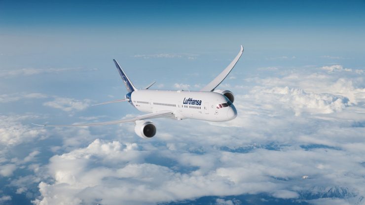 Un avion a zburat fără pilot după ce copilotul a leșinat, iar căpitanul a rămas blocat în afara cabinei