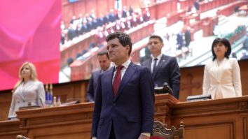 Nicușor Dan n-a fost în stare să vină cu un discurs în fața românilor, în prima zi ca Președinte al României. La Palatul Cotroceni a fost zi de selfie-uri