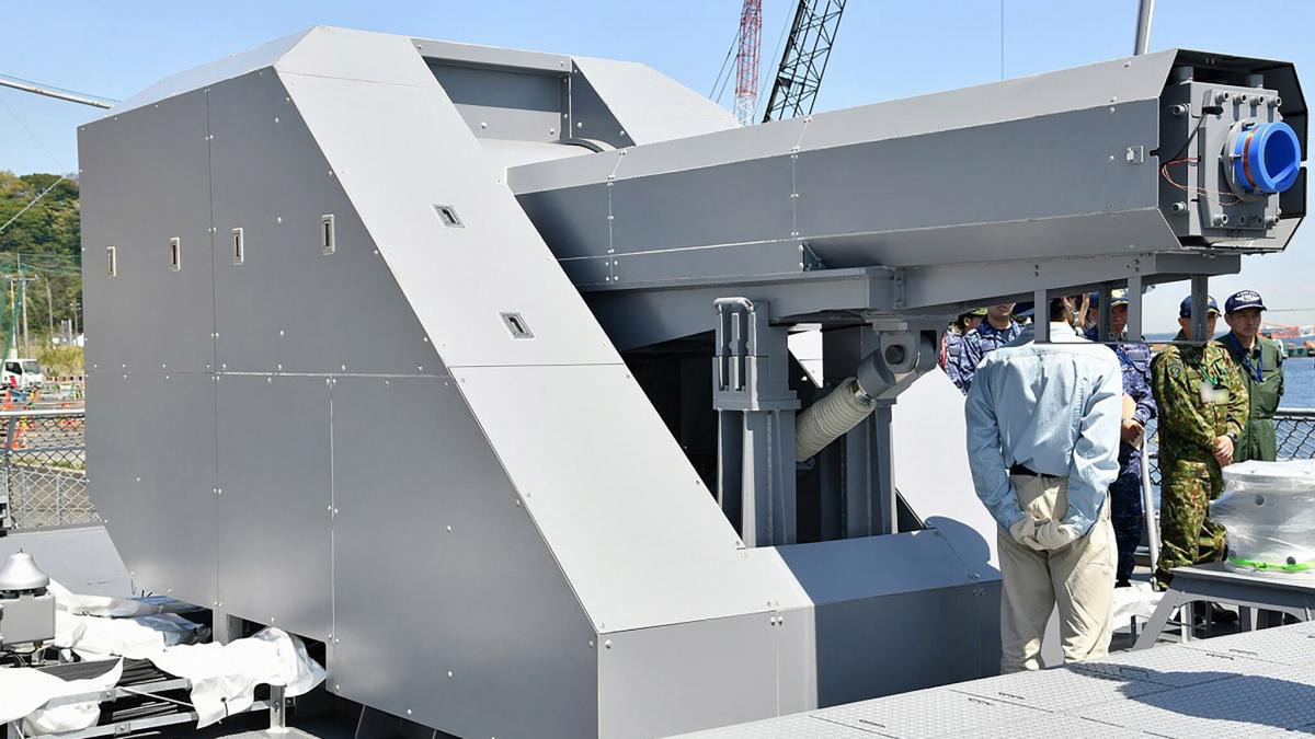 Ce vezi la Salonul de Tech Militar? Japonia a prezentat un tun electromagnetic ce poate distruge rachete hipersonice